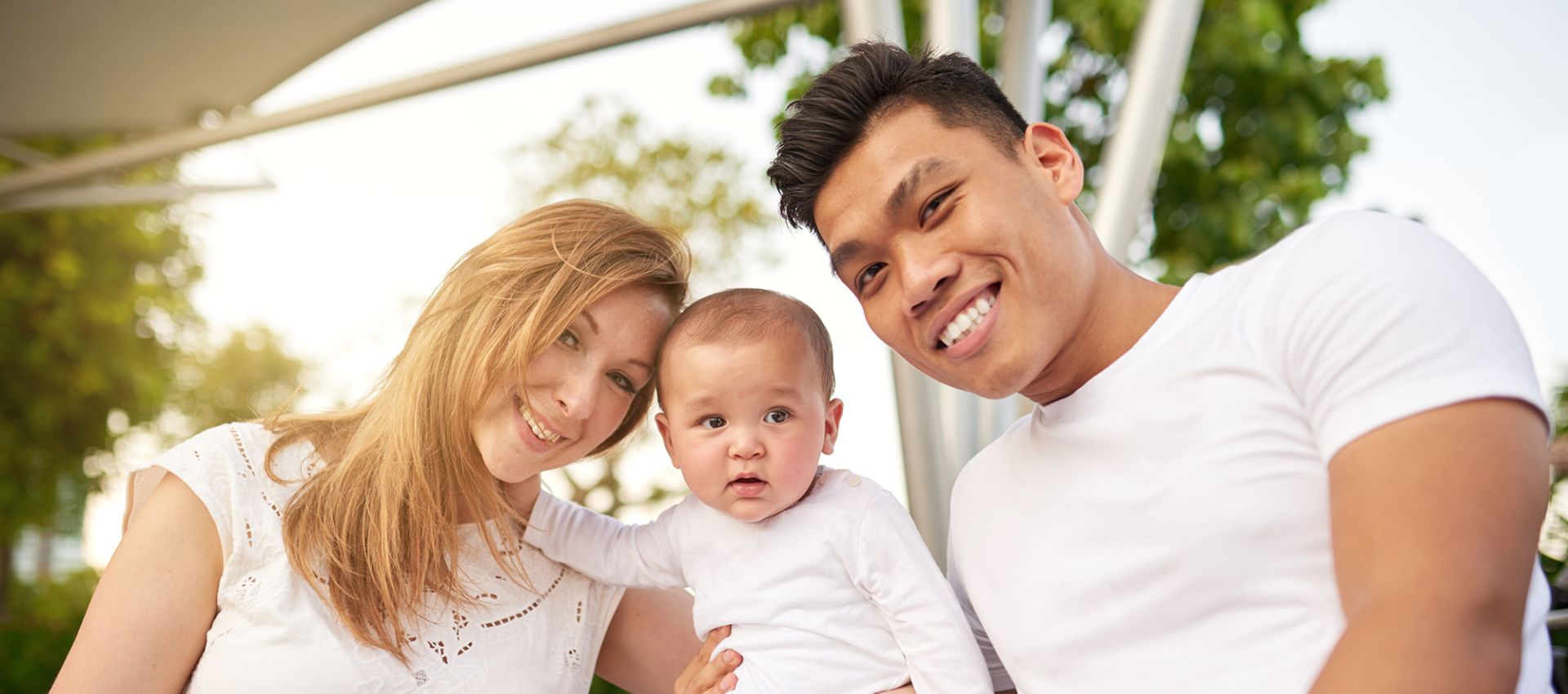 Lächelndes Paar mit kleinem Baby